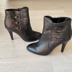 Heeled ankle bootie